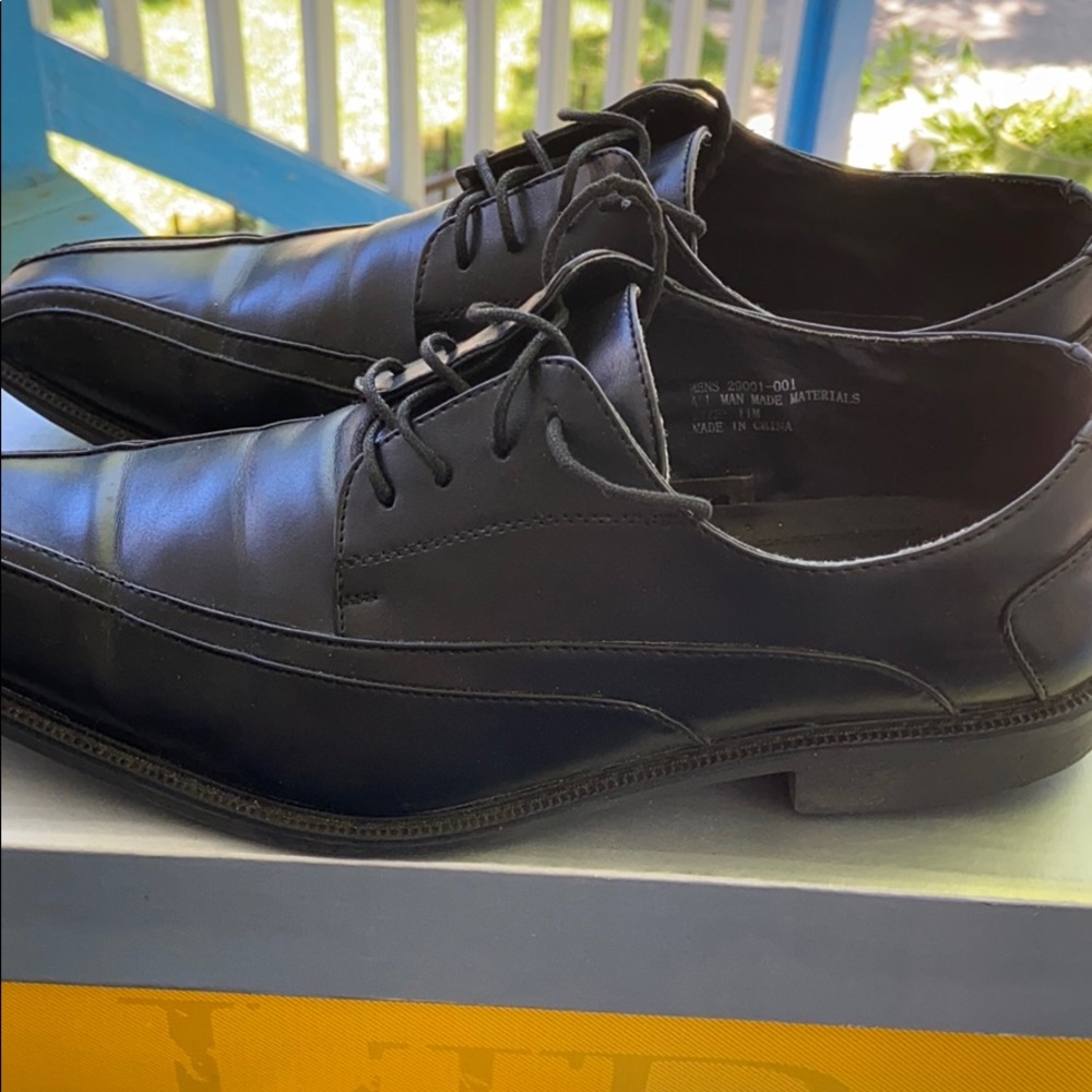 Men Shoes - Picture 3 of 4
